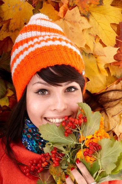 Yaprak grubunda sonbahar turuncu şapkalı kız. — Stok fotoğraf