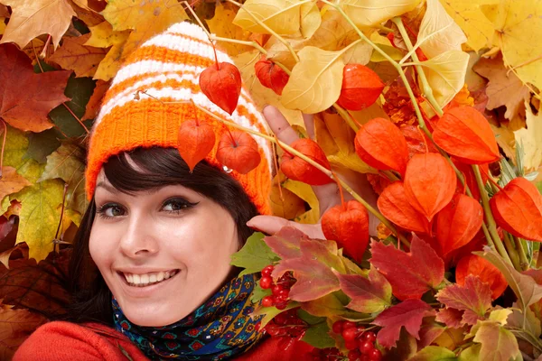 Dziewczyna w jesień kapelusz pomarańczowy, Grupa liść, kwiat. — Zdjęcie stockowe