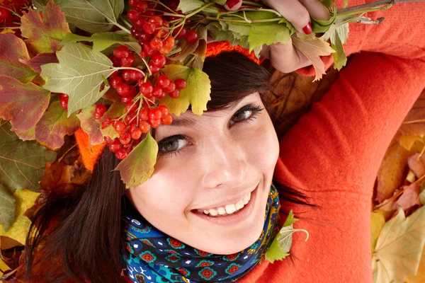 Девушка в осенней оранжевой шляпе на листьях группы и ягоды . — стоковое фото