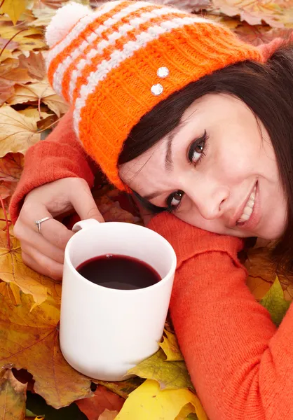 Chica en otoño hojas de color naranja con taza de café . — Foto de Stock