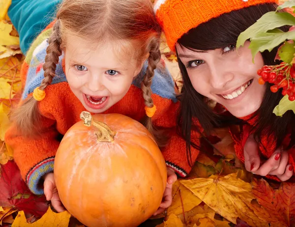 Šťastná rodina s dýní na podzim listy. — Stock fotografie