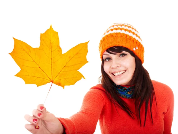 Dívka v podzimní oranžové javorový list. sleva na podzim. — Stock fotografie