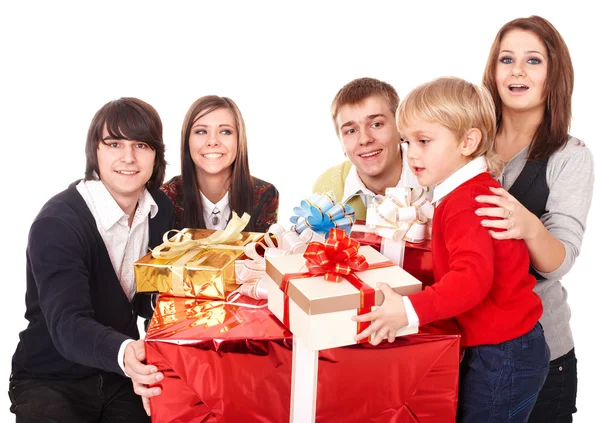 Щаслива сім'я з червоною подарунковою коробкою . — стокове фото