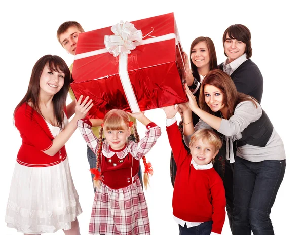 Счастливая семья с красной подарочной коробкой . — стоковое фото