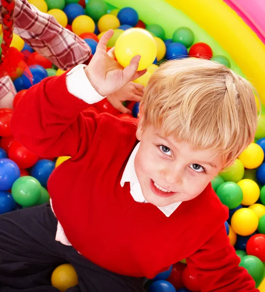 З днем народження хлопчика в групових кольорових кульках . — стокове фото