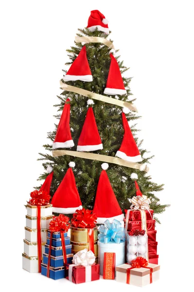 Árbol de Navidad con sombrero de santa y caja de regalo de grupo . — Foto de Stock