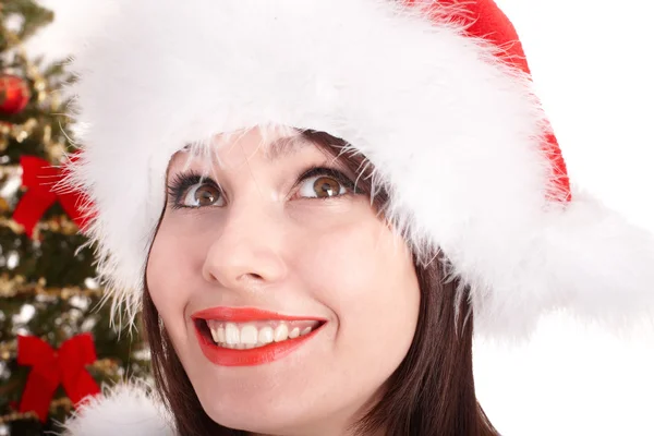 Gesicht des Weihnachtsmädchens mit Weihnachtsmütze. — Stockfoto