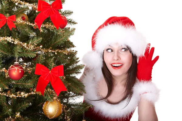 クリスマスの女の子の耳の近くの手でサンタ帽子で耳を傾ける. — ストック写真