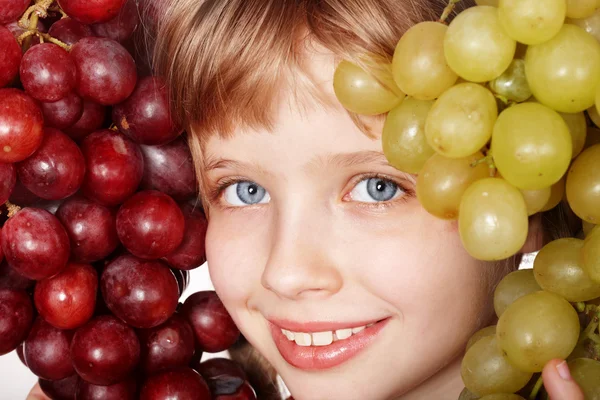 Volto di bambina con uva . — Foto Stock