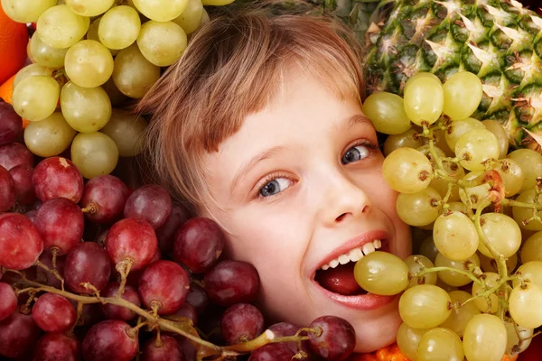 Kind meisje in groep van fruit. gezondheidszorg. — Stockfoto