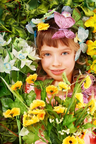 나비와 푸른 잔디에 꽃 소녀. — 스톡 사진