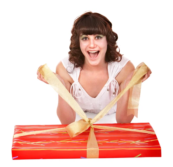 Büyük kırmızı hediye kutusu ile kız. — Stok fotoğraf