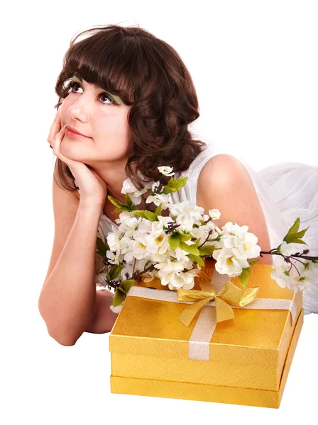 Mooi meisje met rode luxe-geschenketui en bloem. — Stockfoto