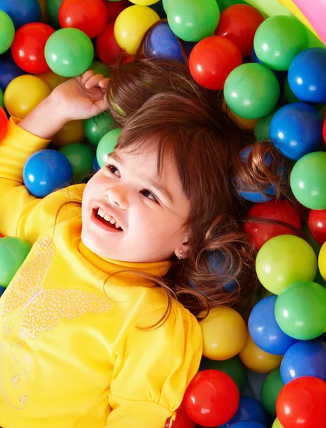 Gelukkig kind in groep kleurrijke bal. — Stockfoto