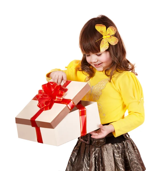 Kleines Mädchen öffnet Geschenkbox. — Stockfoto