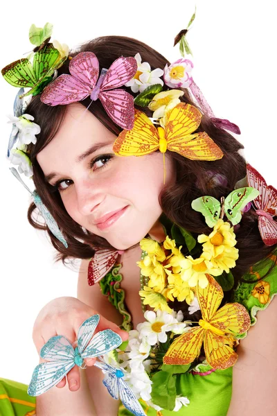 Menina com borboleta e flor na cabeça. Cabelo de primavera . — Fotografia de Stock