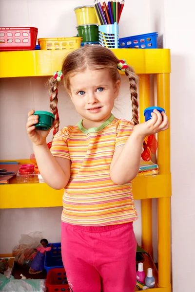 Kind mit Farbe zu Hause. — Stockfoto