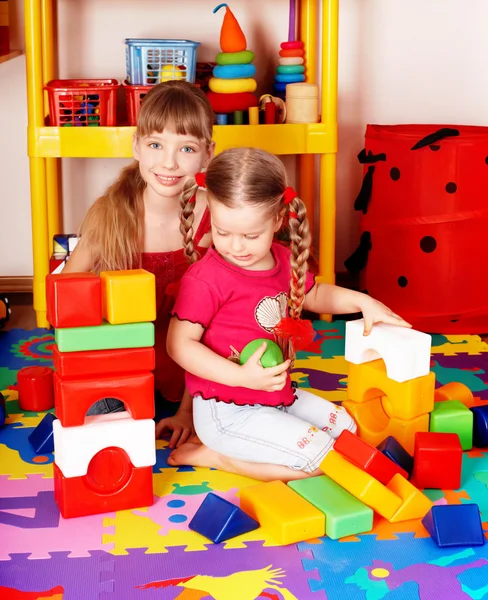 Barn spela block och konstruktion som . — Stockfoto
