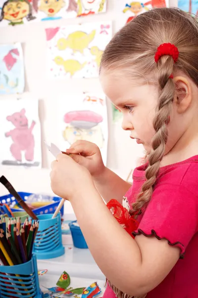 Ребенок с цветным карандашом в игровой комнате . — стоковое фото