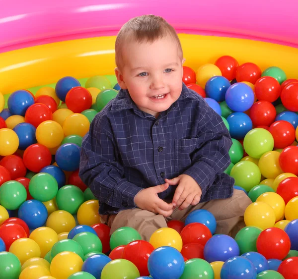 Anniversaire de garçon en boules colorées . Photos De Stock Libres De Droits