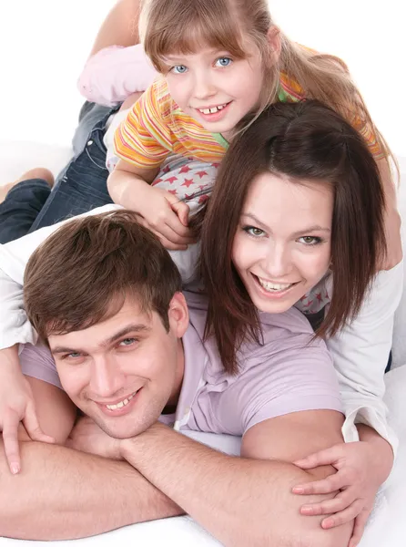 幸福的家庭，在白色的床上. 图库照片
