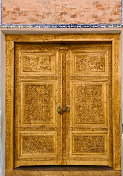 Vyřezávané dřevěné dveře — Stock fotografie