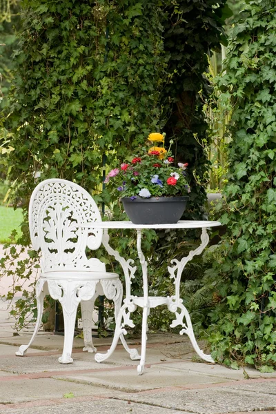Mesa y silla de jardín de hierro forjado — Foto de Stock