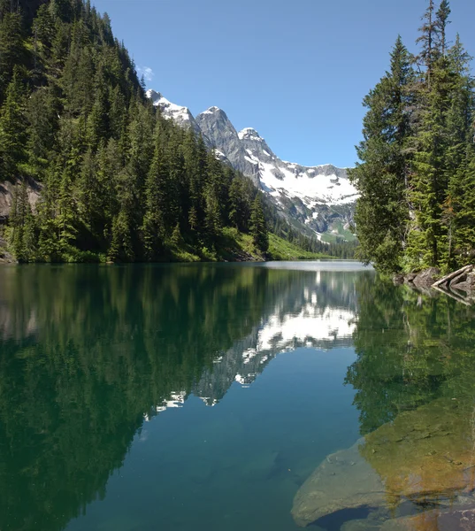 Дикое альпийское озеро — стоковое фото
