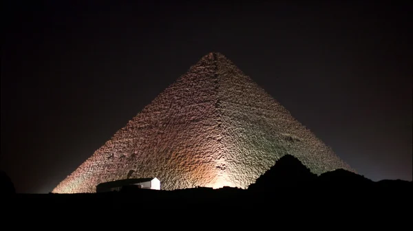 Färgade lampor ljus sphinx och pyramider — Stockfoto