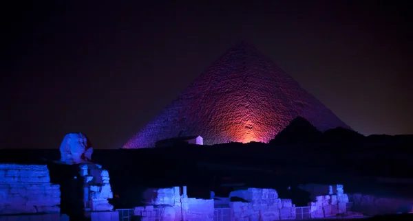 Gekleurde lampjes op sphinx piramides — Stockfoto