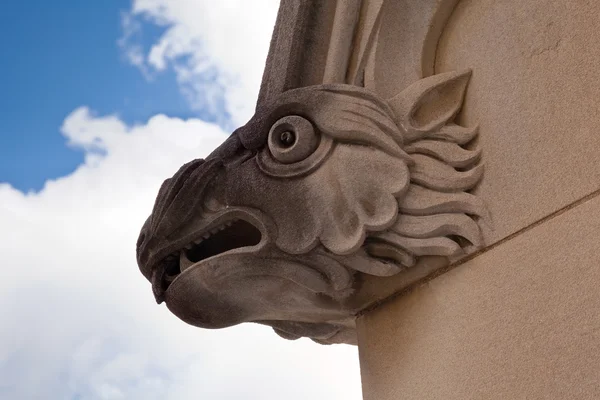 Gargouille sculptée sur l'église — Photo