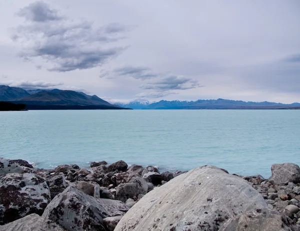 Mount Cook over a blue lake — Stock Photo, Image