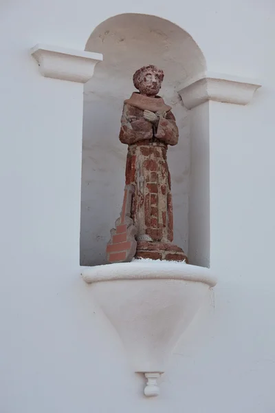 Юмористическая статуя святого с гитарой — стоковое фото