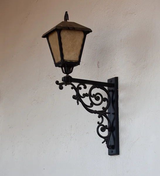 Lanterna de vidro ornamentado contra a parede — Fotografia de Stock