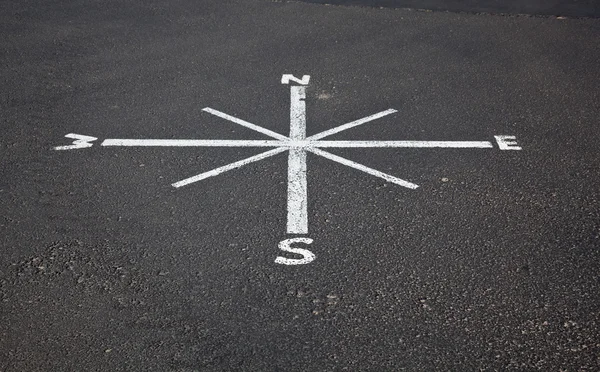 Compas peint sur la surface de la route — Photo