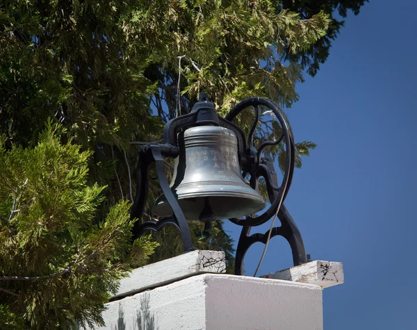 Старый колокол в часовне Изабель рядом с Джулианом в Калифоре — стоковое фото