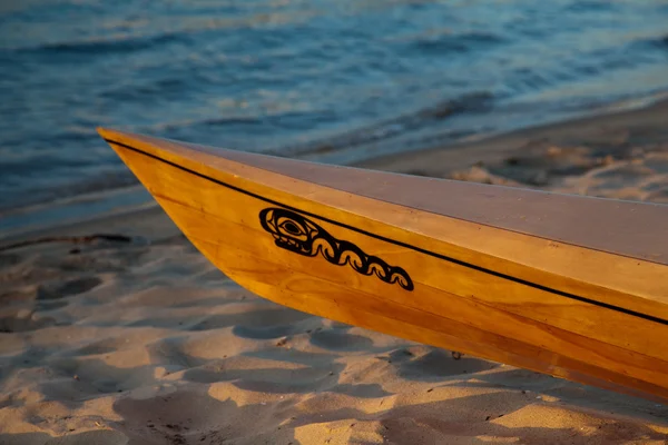 Arc de kayak en bois sur la plage — Photo