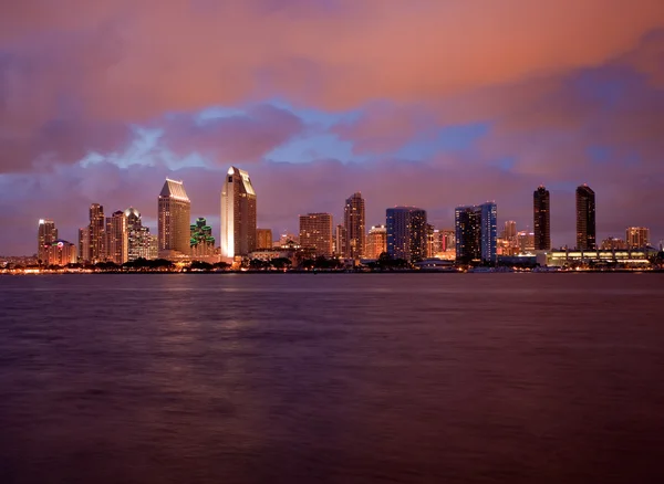 Nubes naranjas reflejan la luz de San Diego Skyli — Foto de Stock