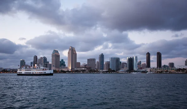 Wolken reflektieren Licht von San Diego Skyline — Stockfoto