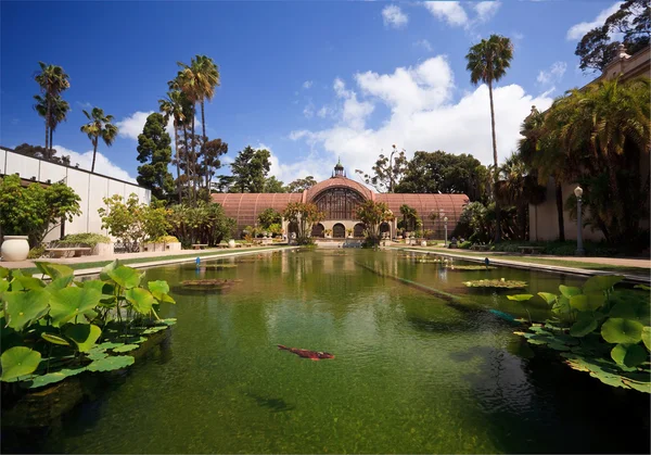 Botanická budova v parku balboa — Stock fotografie