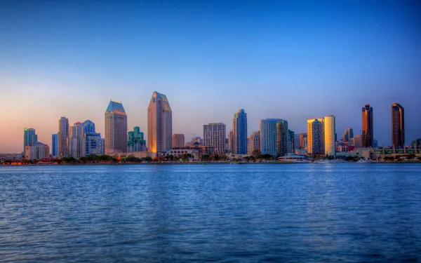 Skyline di San Diego la sera limpida in HDR Immagine Stock