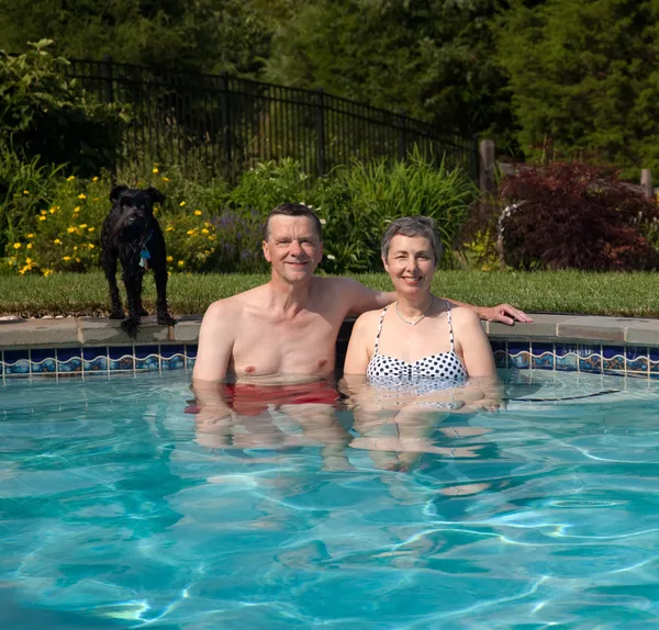 Couple in pool in yard — Stock Photo, Image