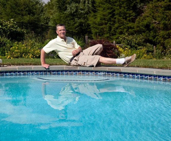 Senior mâle par piscine — Photo