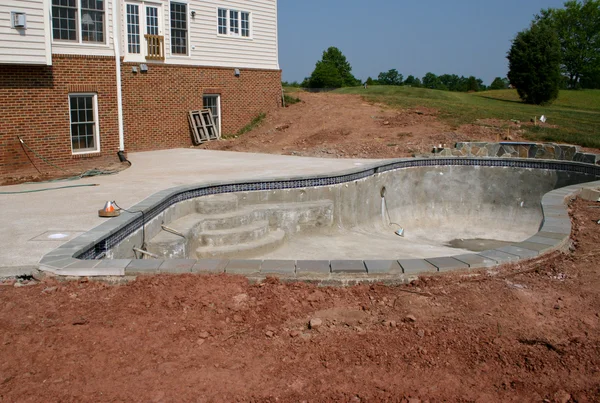 Tidigt skede av bygga en pool — Stockfoto
