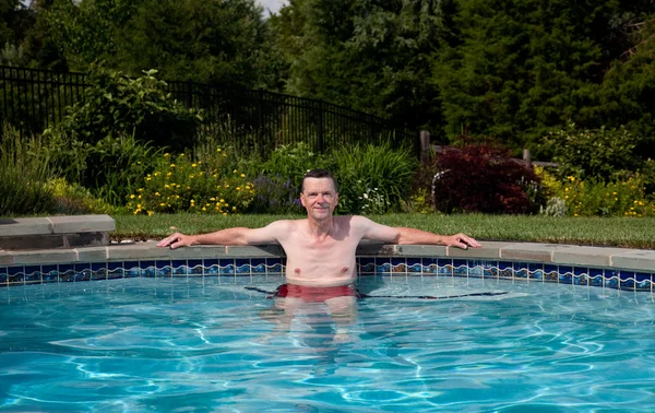 Sénior masculino na piscina — Fotografia de Stock