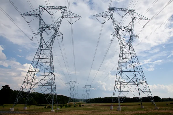 Πυλώνες ηλεκτρικής ενέργειας — Φωτογραφία Αρχείου