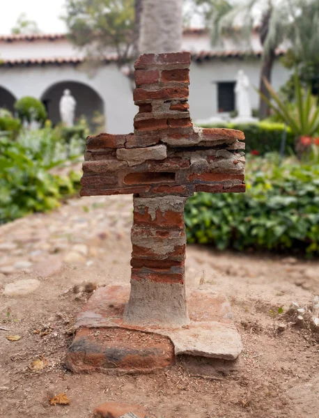 Vieja cruz de ladrillo en Misión — Foto de Stock