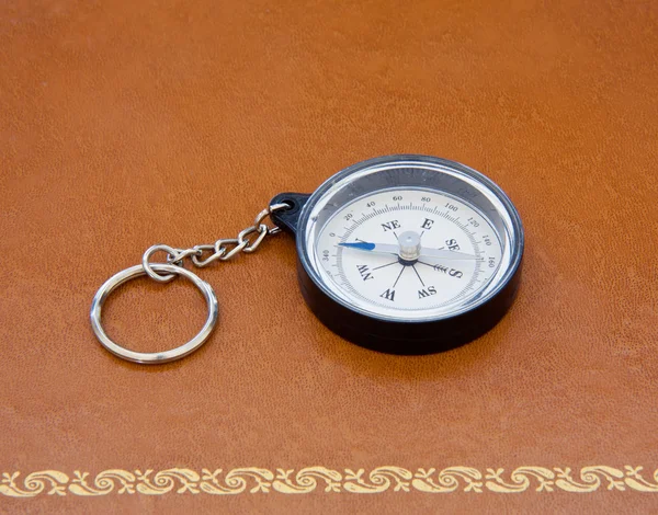 Alter Kompass auf Ledertisch — Stockfoto
