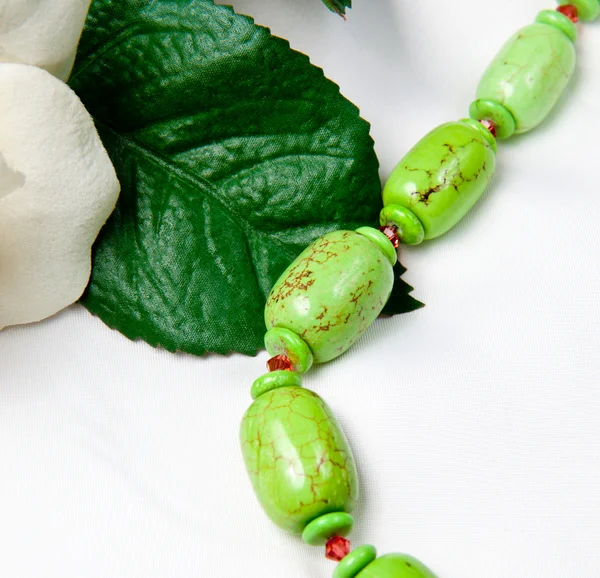 Nahaufnahme von grünen selbstgemachten Perlen — Stockfoto