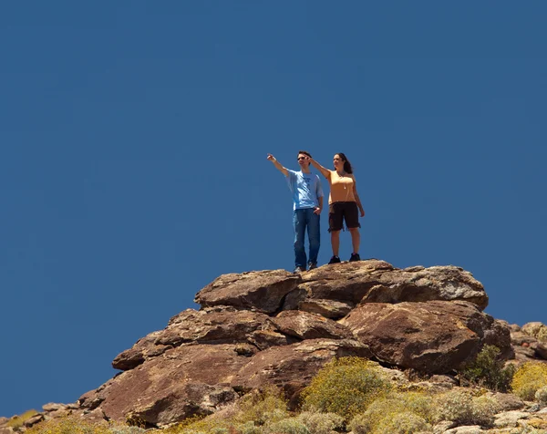Wanderer in der Wüste weisen auf entferntes Objekt hin — Stockfoto